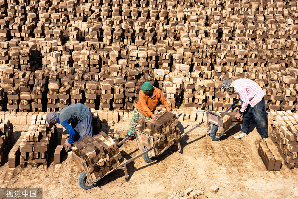 阿富汗移民在伊朗砖厂工作,每天搬砖12小时,收入微薄