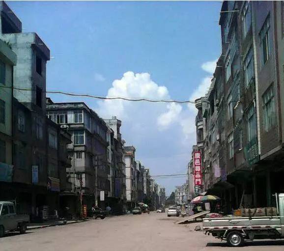 寺面镇位于平南县南部,东与容县县底镇,藤县岭景乡接壤,南与平山镇