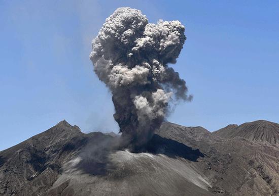 日本消沉200年的火山突然爆发,专家:日本下沉已开始