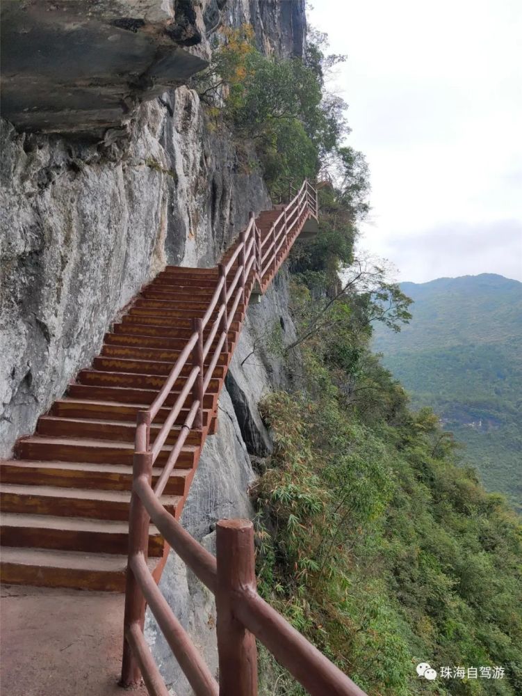 栈道,开凿在几乎九十度的山体上,下方是悬空的,看着都让人恐惧.