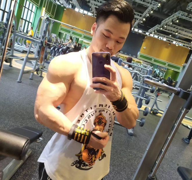 姓名:黄黎明 年龄:29岁 身高:172cm,体重:78kg 来自:湖南 职业:私人