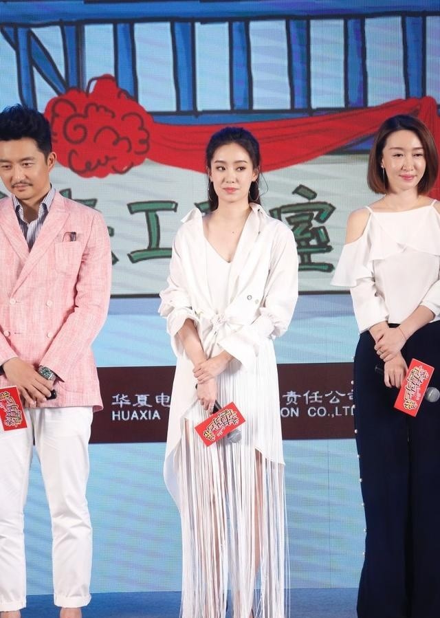 张小斐亮相活动,打扮太漂亮了