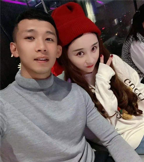 还记得快手一哥李天佑吗?与长发美女k歌,还在她的肩膀上睡着了