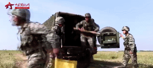 实拍防空兵实弹射击演练,场面相当震撼