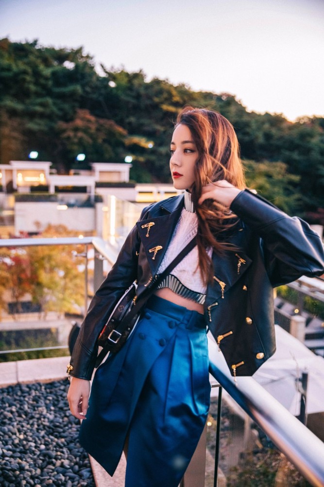 迪丽热巴这一组街拍带来新既视感,摩登女孩值得夸!