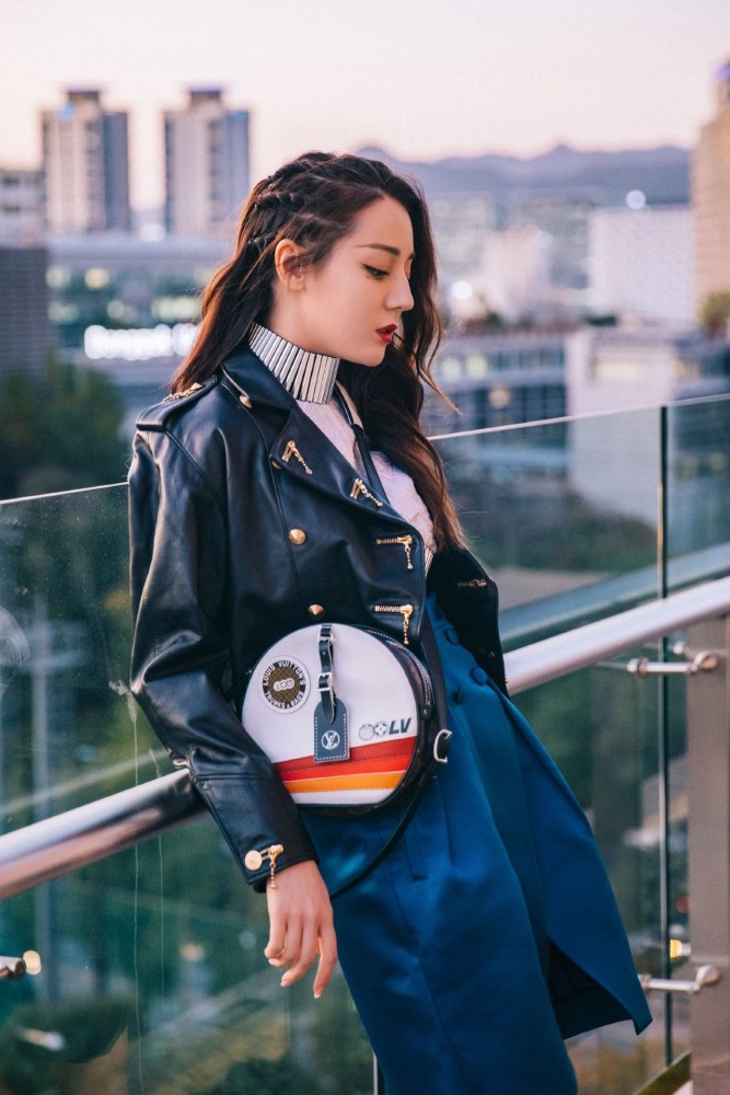 迪丽热巴这一组街拍带来新既视感,摩登女孩值得夸!