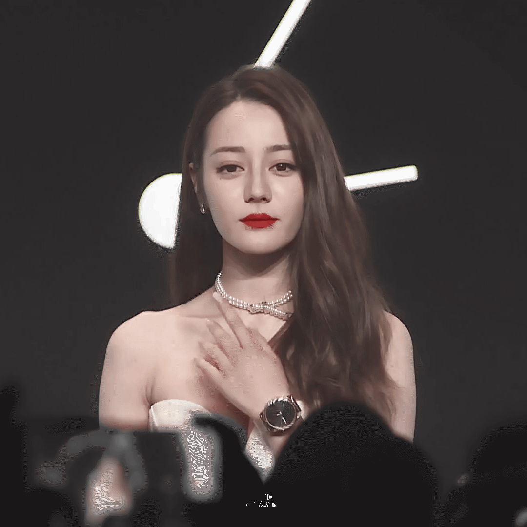 迪丽热巴为证腿细,故意把