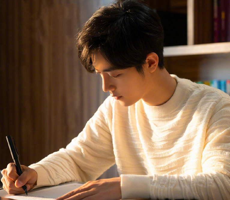 肖战新剧的剧照流出,身扛大雕眼神凌厉,粉丝看到后直呼:可塑性超强