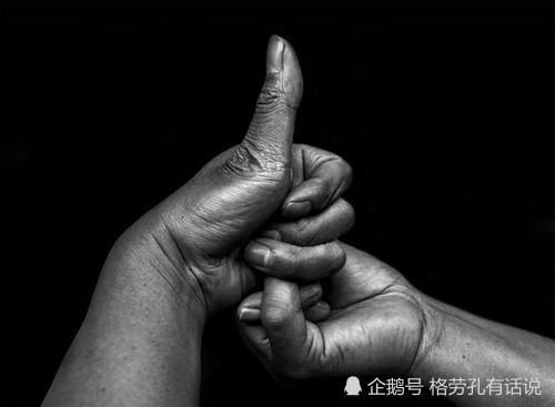 作为法师,首先要掌握基本手势,如:剑指,金牌指,金龙指,三山指,金莲指