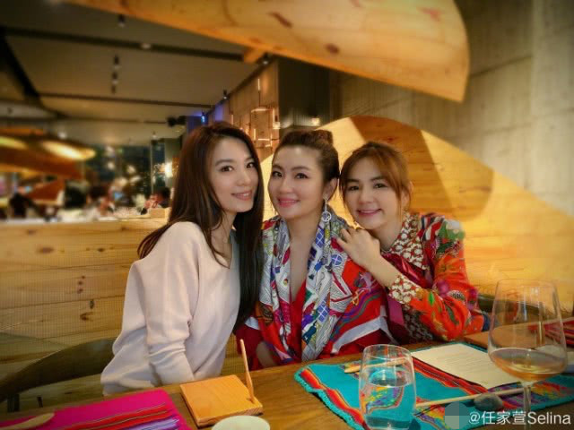 she合体为任家萱庆生,三姐妹聚餐紧紧靠一起,田馥甄捂