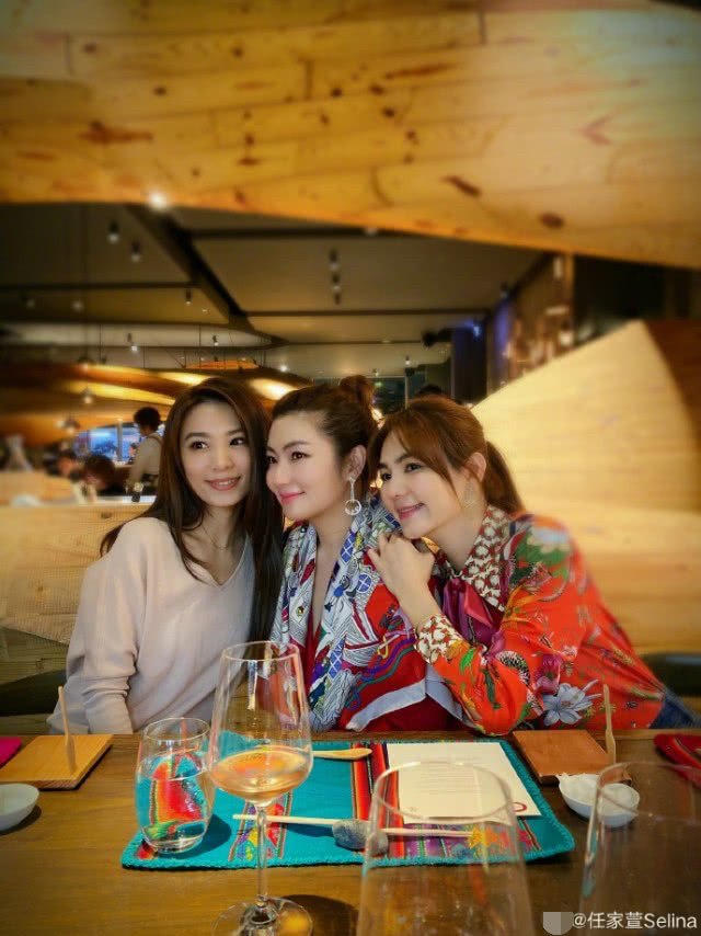 she合体为任家萱庆生,三姐妹聚餐紧紧靠一起,田馥甄捂