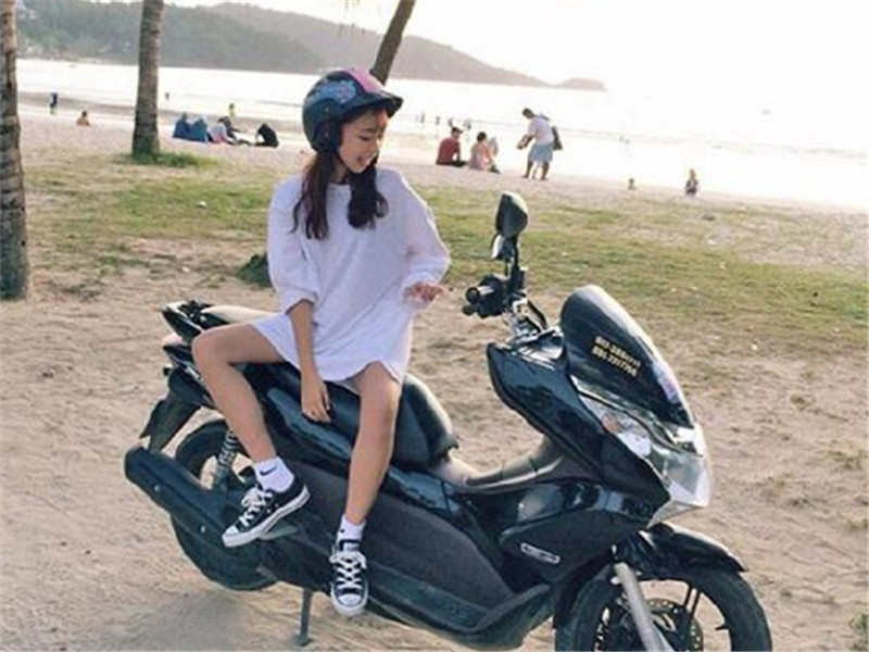 女同志坐摩托车为啥侧着坐?女神:不能便宜了你们男人!