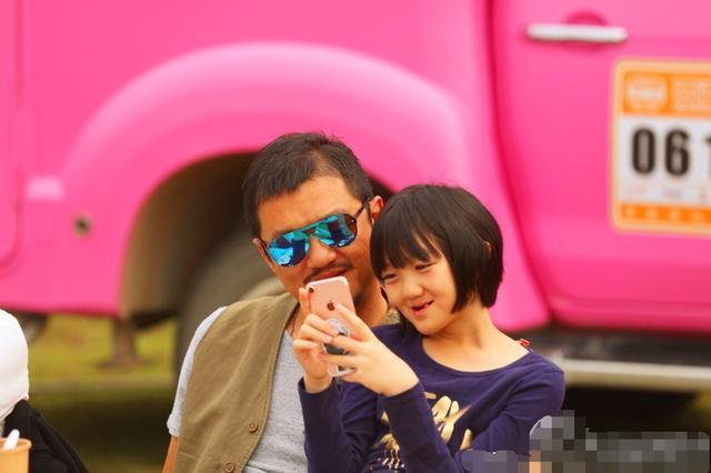 李嫣为爸爸庆生晒兔唇照,乐观自信不惧嘲讽