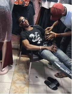 哈哈哈哈哈这个emoji出处找到了!