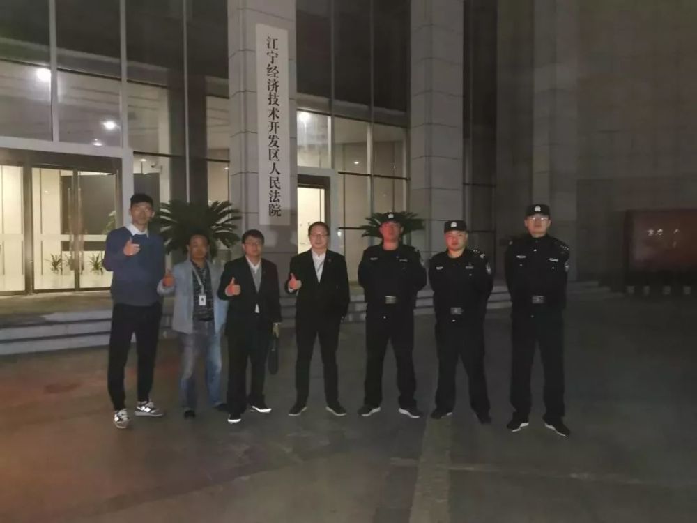 当晚11时,执行干警将两名被执行人送至南京市第二拘留所执行拘留措施.