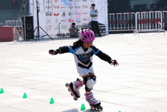 100 元就可以学轮滑,轮滑鞋,整套护具,轮滑包免费送