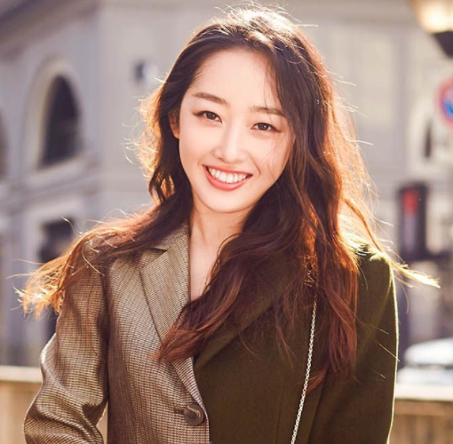 蒋梦婕米兰写真照,气质温婉笑容甜美,给秋日带来无限温暖