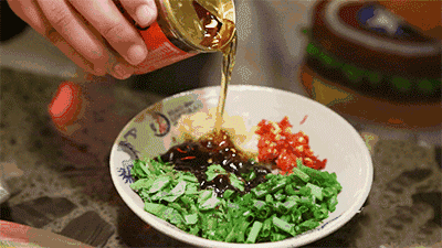 第一种:芝麻花生碎蘸料配料:芝麻,盐,胡椒面,花生碎,海椒面第二种:香