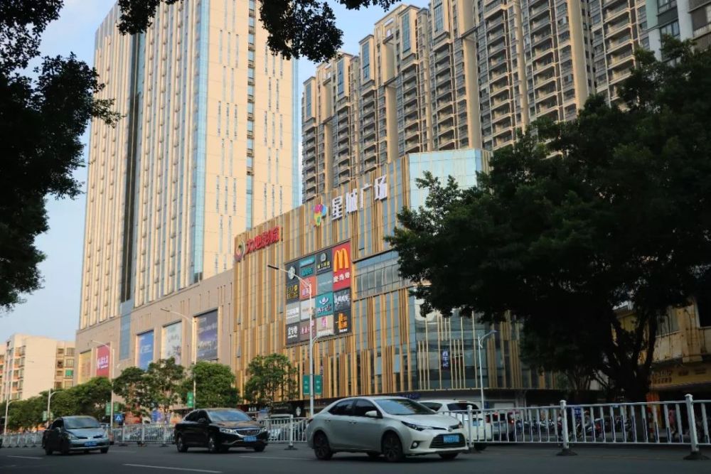 在该小区周边, 大大小小的便利店遍布在街巷的各个角落, 还有星城广场