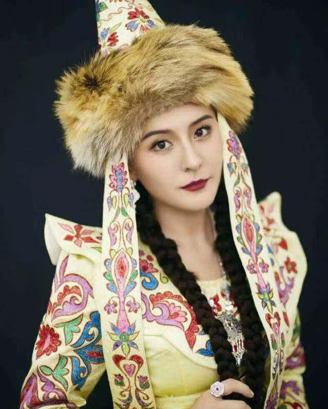 穿上自家哈萨克族服饰,才是热依扎的style