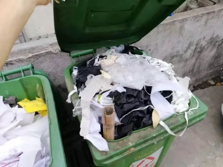 市区一幼儿园旁垃圾桶被扔满制衣废料,家长恐有安全隐患