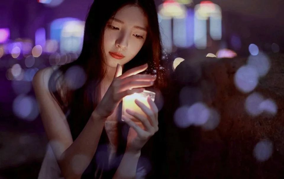 夜晚唯美灯光下的长发美女气质养眼写真