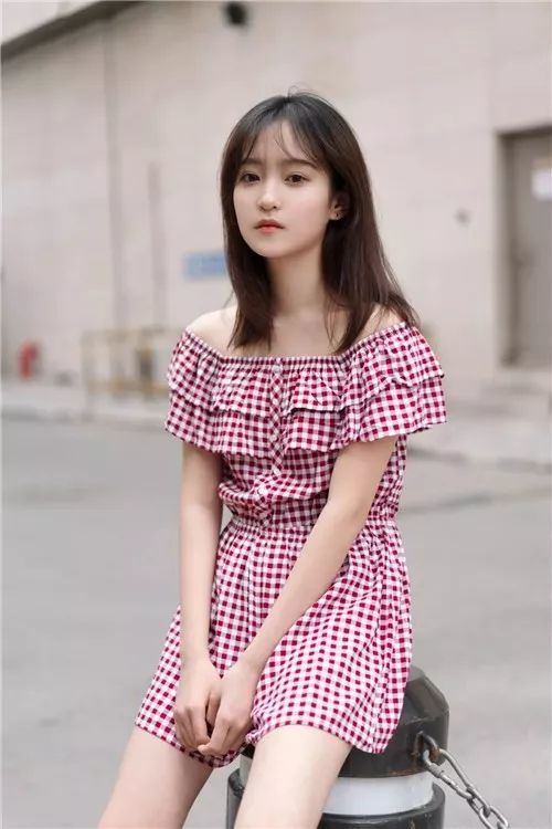 路人街拍:清纯小姐姐拿着