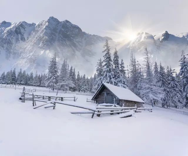 想有这样一间雪中小屋,围炉烤火