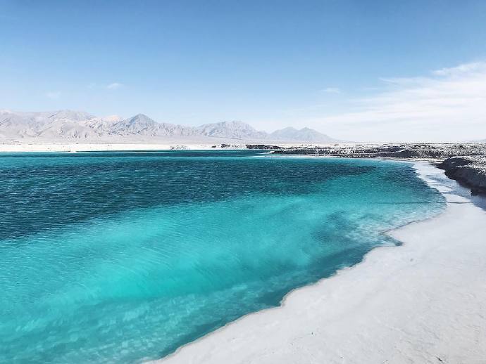 青海大柴旦有一片盐湖