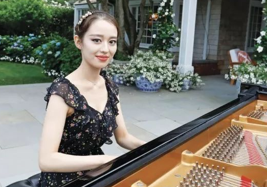 难怪吉娜一直浓妆出镜,素颜照曝光后,网友:差别好大
