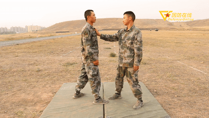 gif 被抓扯时如何反击并解脱?兵哥教你