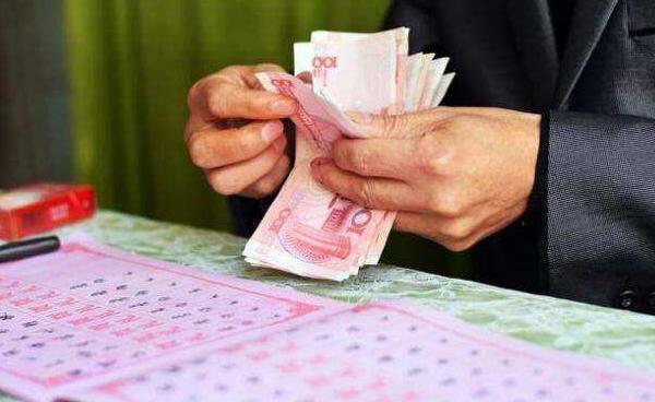 给去世30年爷爷办寿宴,村民收份子钱敛财,网友:这是有