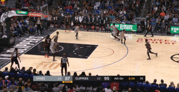 一向打法较为克制的fmvp,今夜在进攻端化身科比,疯狂出手扛起全队.