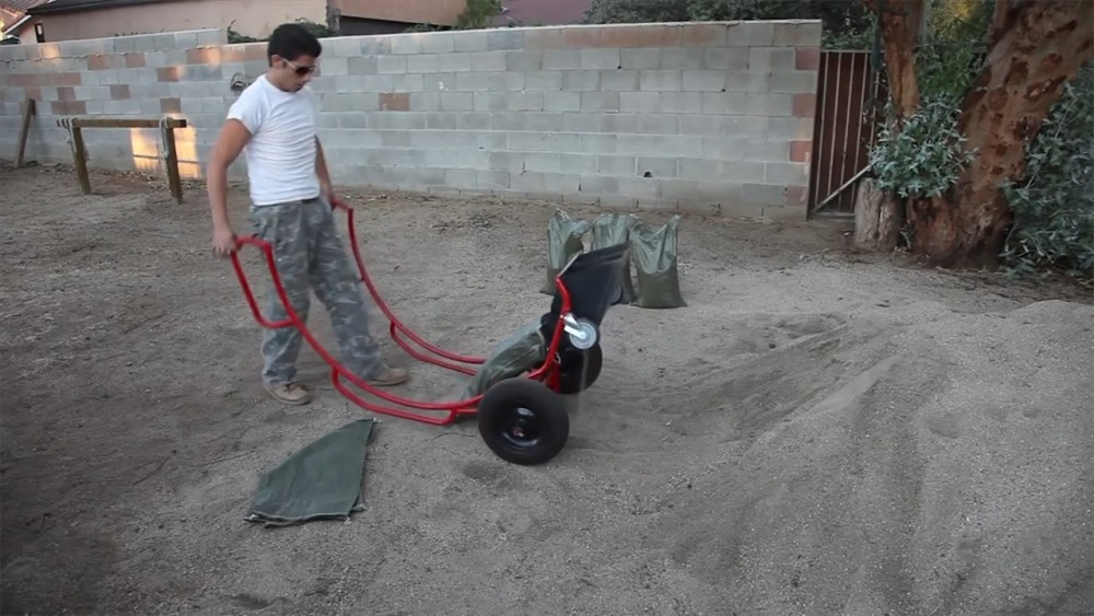 最后只需要人工推动这个神器到沙堆之中,将漏斗插进沙子里
