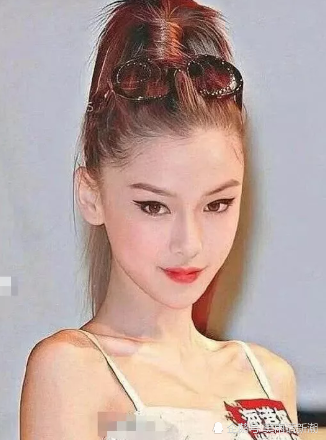 杨颖在日本早期照片疯传,嫩模时期的她很惊艳,混血感十足!