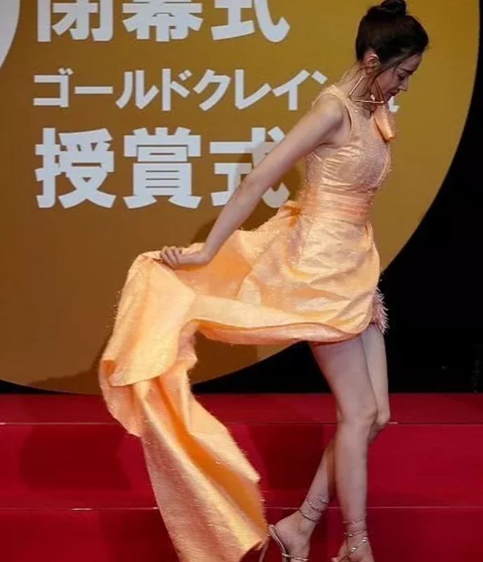 舞台上故意"撩裙子",台下观众眼睛都看直了!