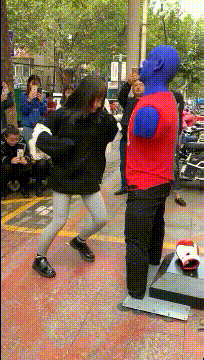 搞笑gif趣图:新来的监督员真是不一般,这尚方宝剑一出