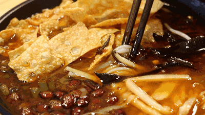 与臭豆腐臭鳜鱼齐名的螺蛳粉,一口就嗦出了灵魂