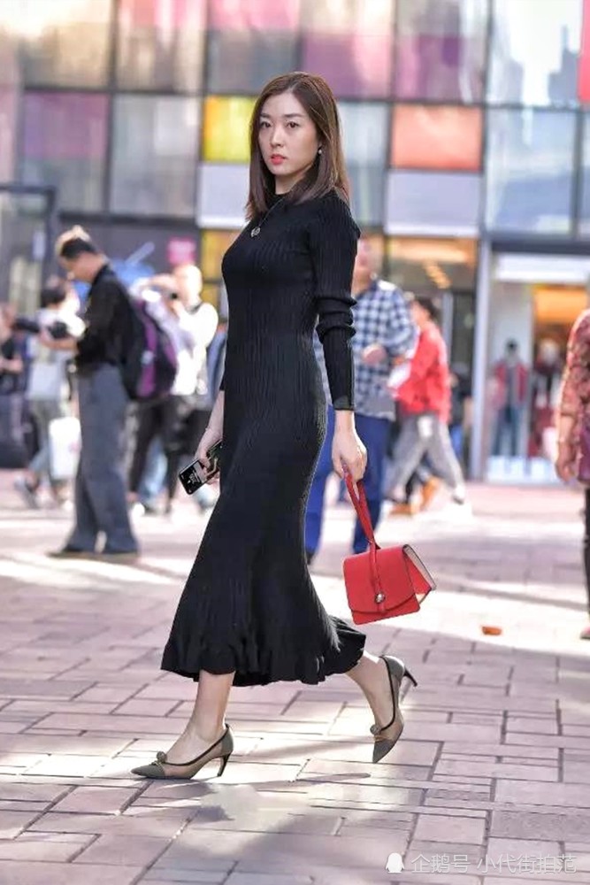 街拍:黑色长裙美女,五官精致,身姿曼妙皮肤白皙,气质成熟是关键!