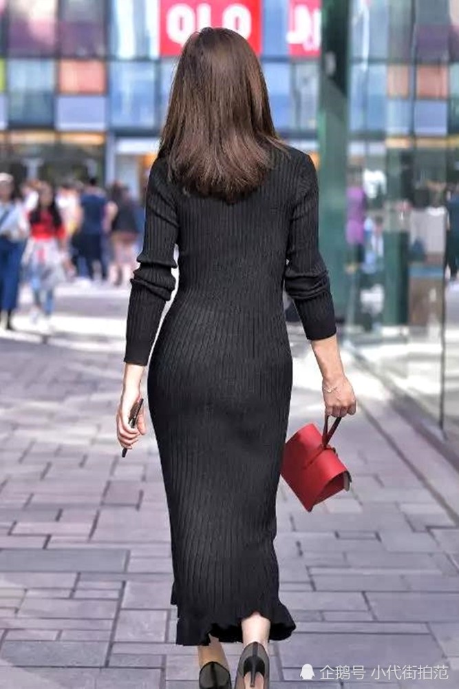 街拍:黑色长裙美女,五官精致,身姿曼妙皮肤白皙,气质成熟是关键!