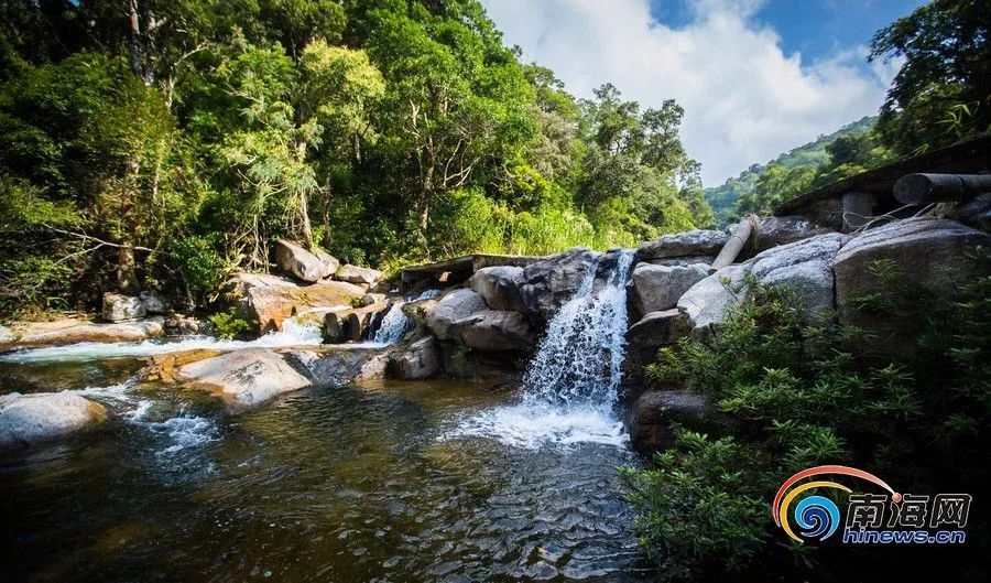 图为吊罗山度假村,旅游配套设施齐全.