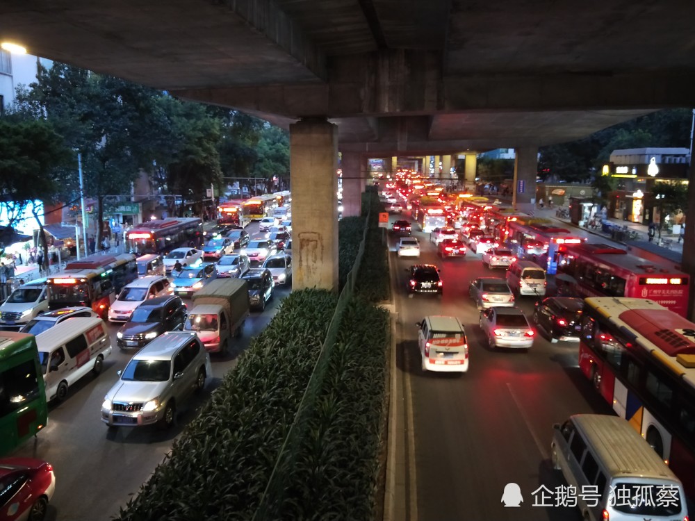 下班高峰期,走路都比开车快.