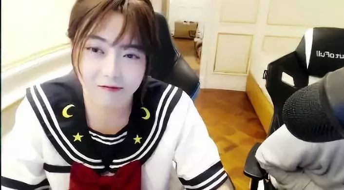 之前主持ti的刀塔之夜,得到了很多粉丝的喜爱,近日,小辣椒在虎扑发帖