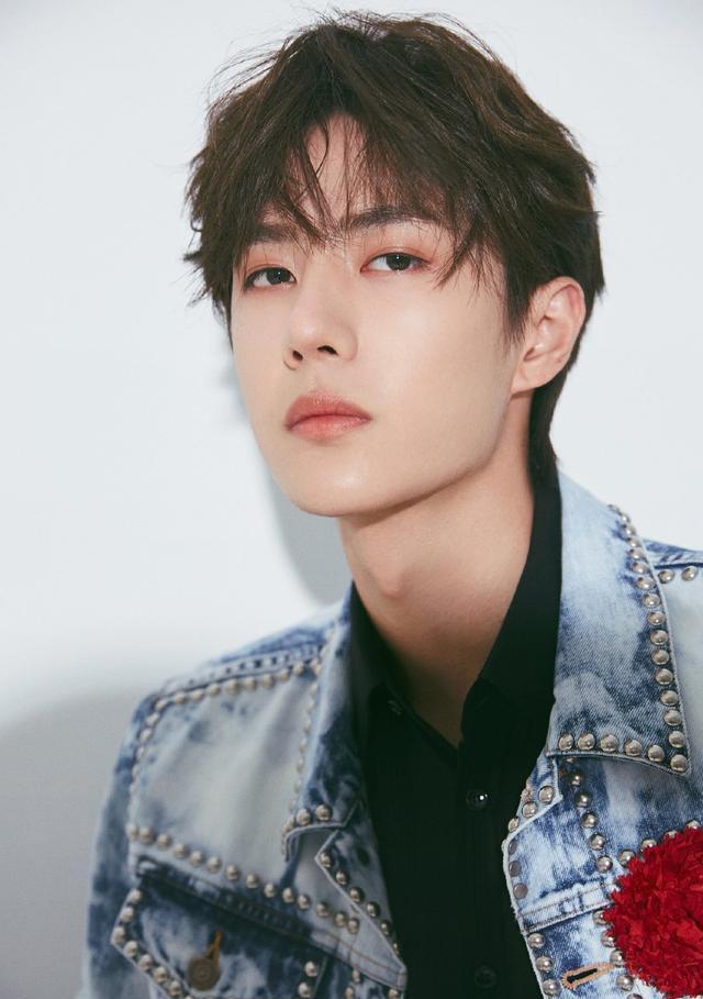 《陈情令》见面会,又见肖战王一博微笑对视,肖战在线护着王一博