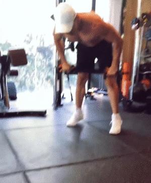 47岁刘畊宏半裸秀腹肌,网友:爱死这肉体了!