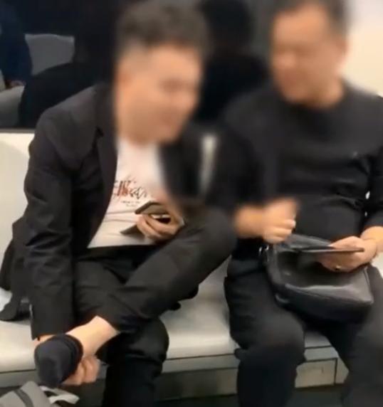 小伙地铁上脱鞋脱袜聊天,手还不停抠脚,满屏臭脚味看着都恶心