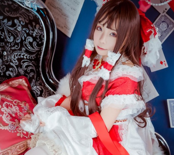 动漫角色博丽灵梦cosplay,被漂亮迷人的小姐姐圈粉了