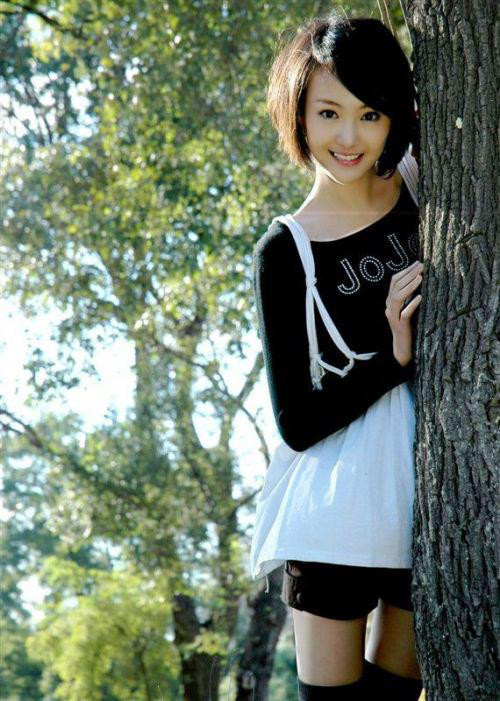 郑爽低头看剧本颜值获赞 衬衫马尾清新可爱