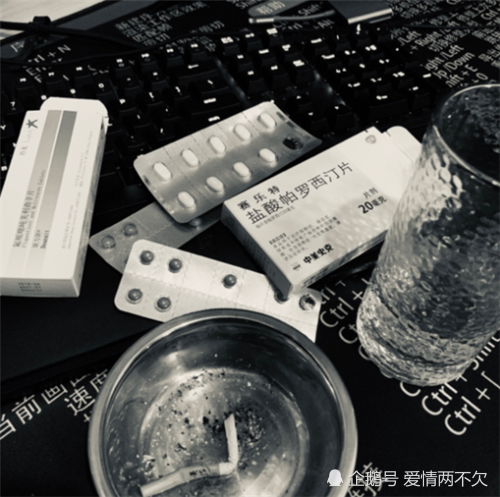 陈三说自己情绪低沉,看清桌子上放的药,网友:治疗抑郁