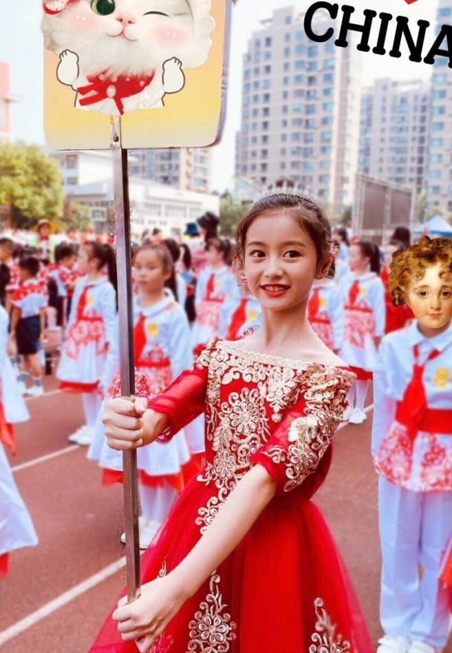 童星裴佳欣参加运动会,穿上自己设计的"婚纱裙",手举班牌太美